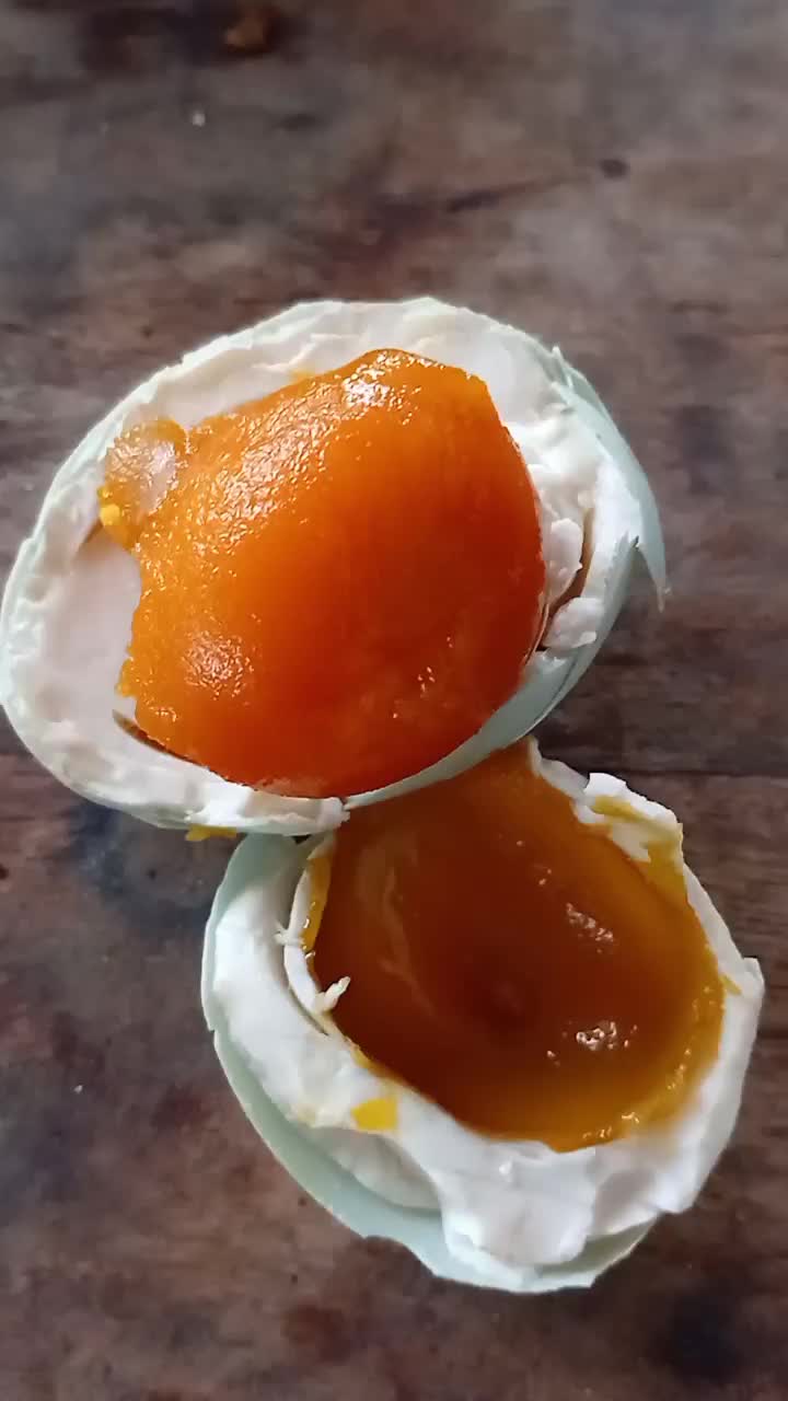 Telur Asin Masir Dan Berminyak Sudah Matang Ukuran Sedang Isi 10 Butir Telor Asin Asli Brebes