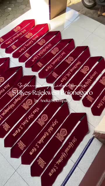 (BORDIR) 1 HARI JADI - Selempang Wisuda Leher Bordir Tanpa List Pita