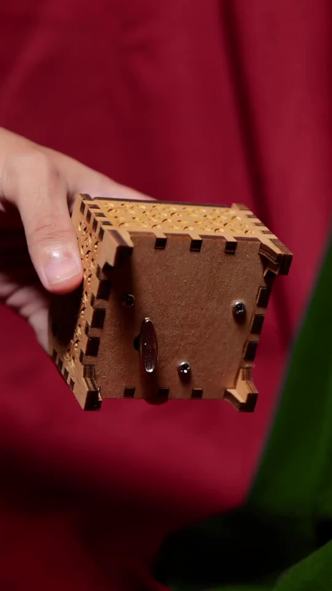 Castle In The Sky Music Box Automatic - Kado Nostalgia dengan Lagu Anime Ikonik