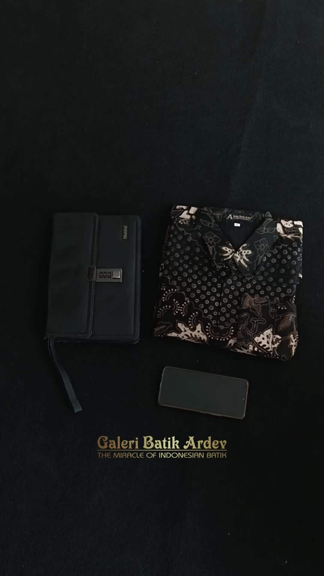 Galeri Batik Ardev - Perwira Kemeja Pria Lengan Panjang Reguler Lapis Furing Warna Hitam