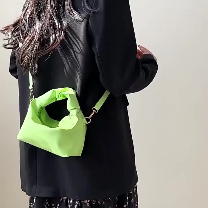Tas wanita kecil 2024 desain unik model terbaru musim semi tas selempang stylish dan sederhana cocok untuk santai atau kerja