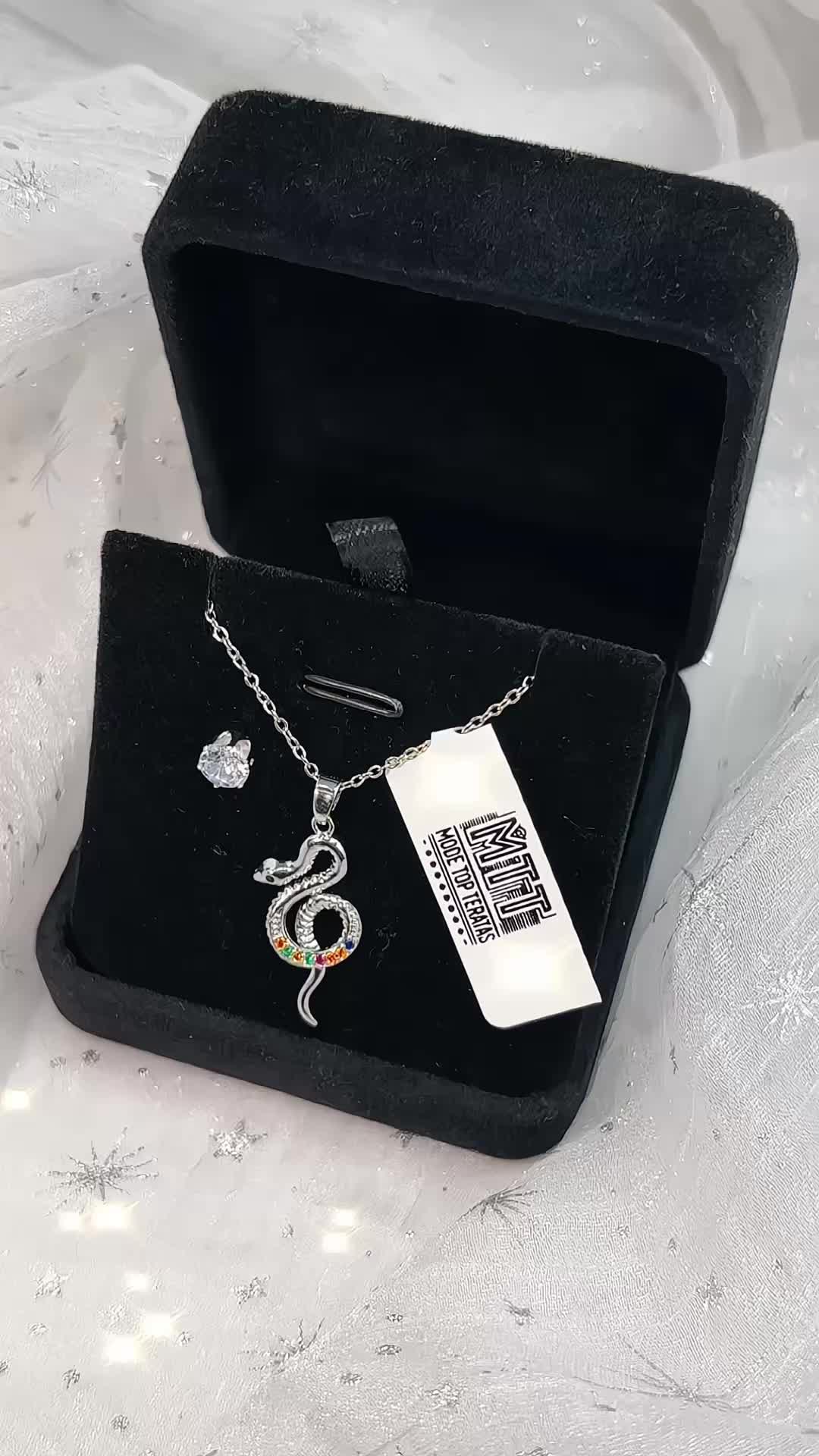 Mode Top Teratas- Set Kalung Dan Anting Titanium Silver Dengan Desaign Ular Serpenta Lux Set Seri