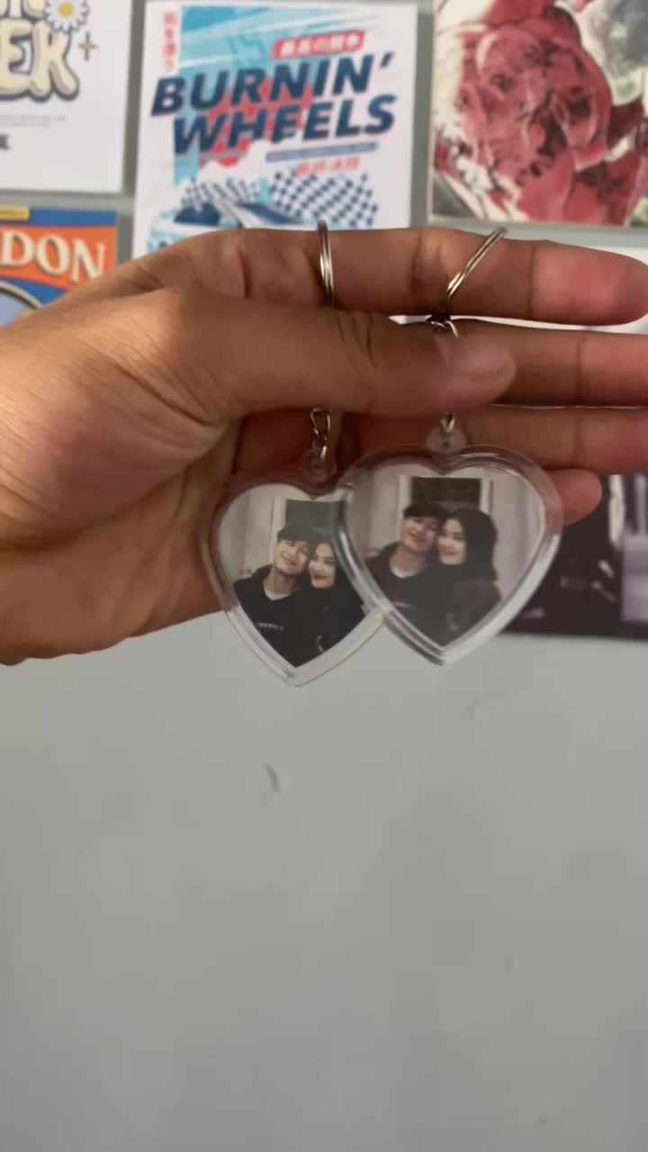 Tumas.id, Gantungan kunci akrilik custom bentuk love, gantungan tas Ganci premium, bisa request desain, cocok digunakan untuk hadiah, koleksi, dan self reward Couple Keychain gantungan  kamera polaroid Rantai