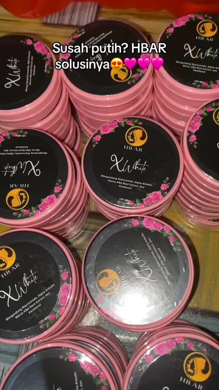 HB AR XWHITE adalah produk perawatan kulit yang memiliki tekstur ringan dan mudah meresap ke dalam kulit.