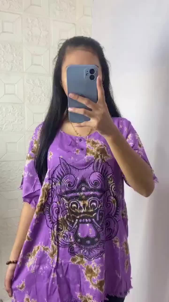 Atasan Wanita Lengan Pendek Sembur Tie Dye Bercak Katun Premium Super Tebal Berumbai Kerah Leher Bulat U Neck Motif Barong Baju Cewek Panjang Khas Bali Kombinasi Polos Santai Casual Warna Warni Bahan Rayon Premium Dada Kancing Depan Bawah Berumbai Lucu