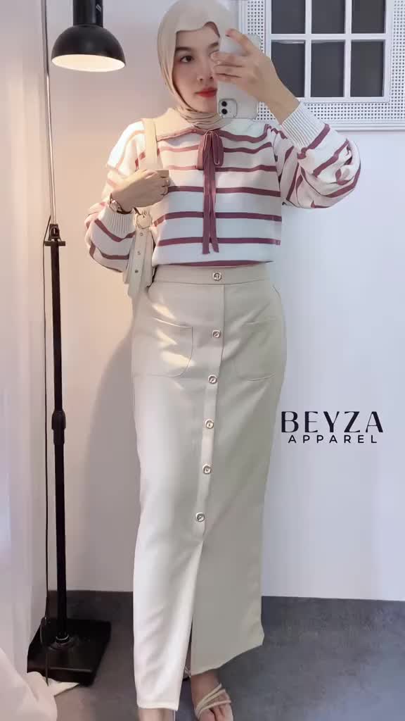 NILLA BLOUSE KNIT ATASAN RAJUT WANITA MOTIF SETRIP GARIS KERAH LUCU RAJUT GEMAS ADEM NTR Atasan Blouse Berkerah Pita Motif Garis Korean Style Knitwear