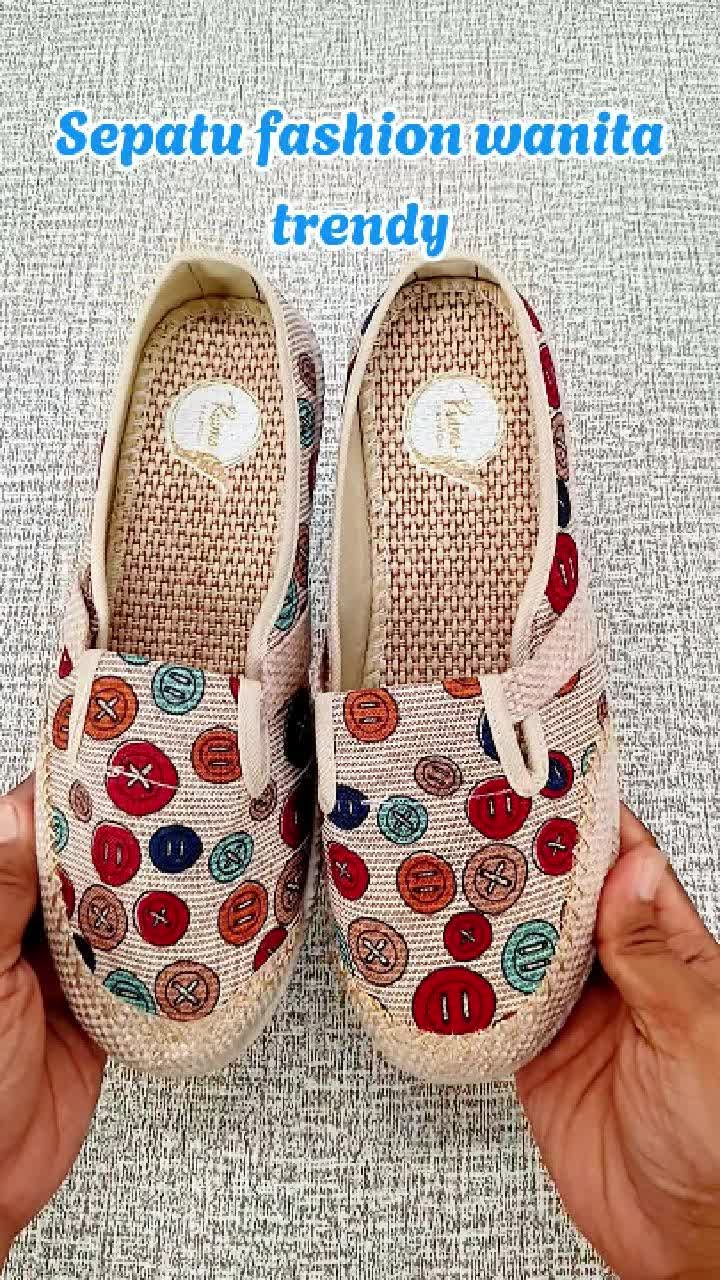 RIVEN Shoes For Woman -W-108- Sepatu Casual Indonesia X Japan Style Slip-on dengan Motif Koin Cream Biru dan Cream Merah Kasual Wanita Karet