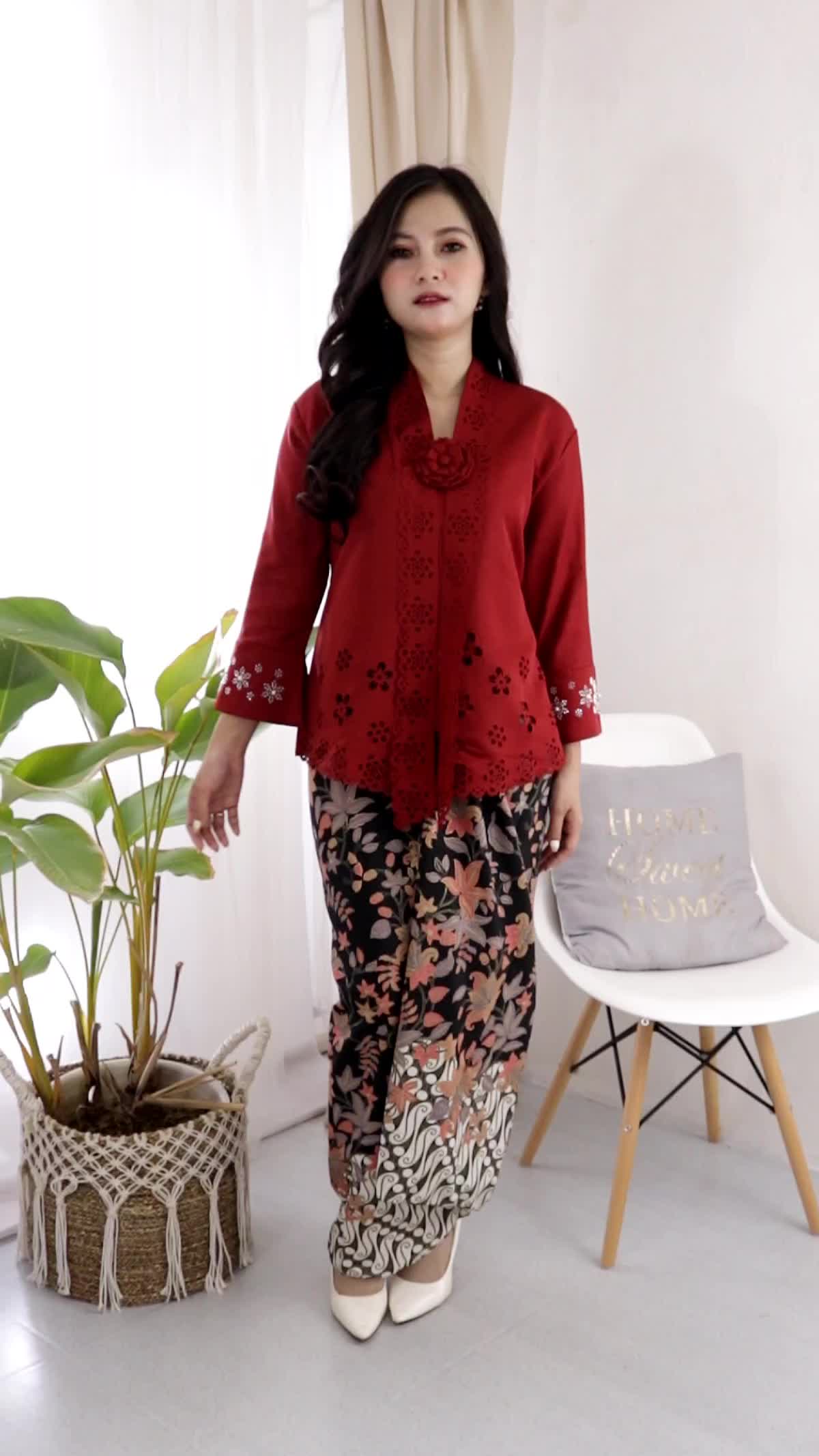 Terbaru Kebaya Modern Dengan Aplikasi mote2 Model tangan 7/8