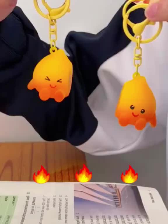 Beli 1 Gratis 2 Pcs Fire Elf Gantungan Kunci Couple Charmander & Liontin Tas Sekolah-Pasangan Magnet Lucu Couple Keychain Boneka Hadiah School Bag Pendant Putih Hitam