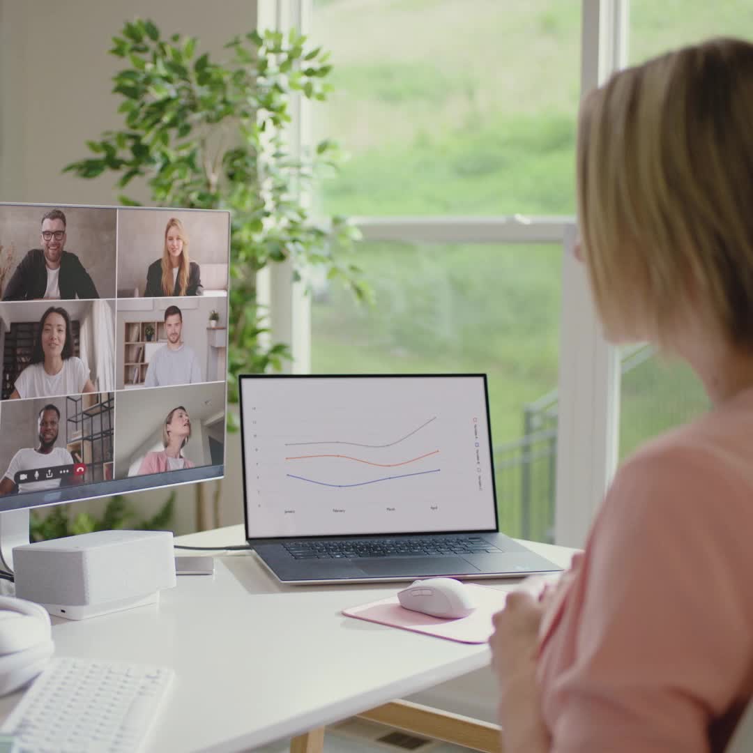 Logitech Brio 500 Webcam Full HD 1080p dengan Auto Light Correction, Show Mode, Auto Framing dan Mikrofon Dual Noise-canceling