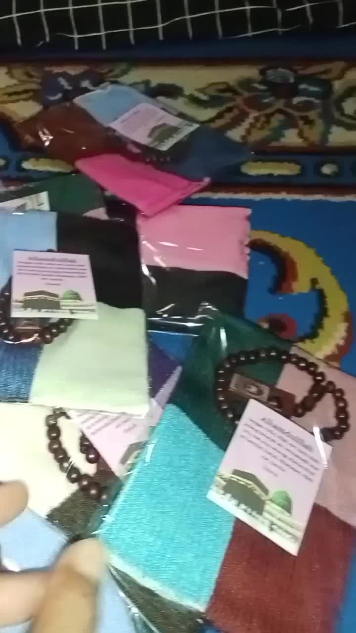 paket oleh oleh haji dan umroh terdiri dari 10 pcs picut rajut dewasa 10 pcs tasbih 33 BUTIR dan 10 kartu ucapan sudah di kemas plastik satu persatu tinggal di bagikan saja. Muslim Mukena