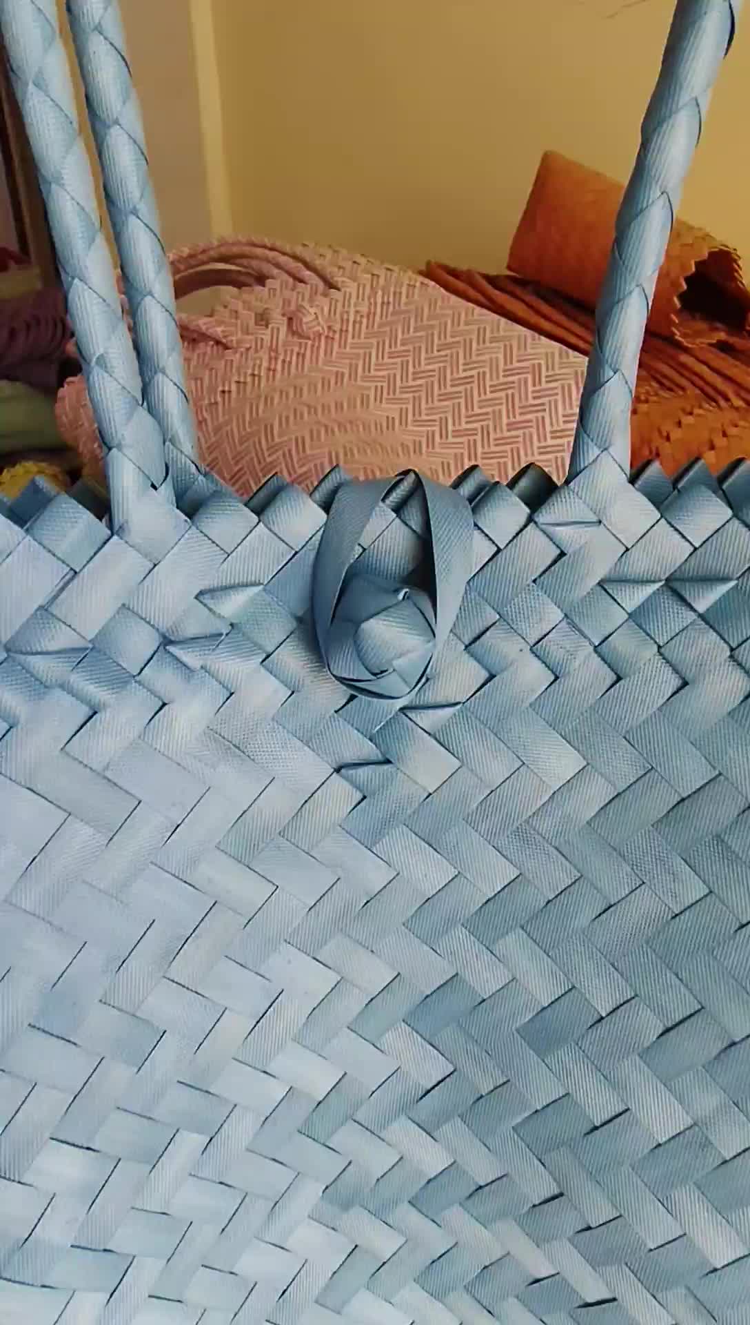 tas anyaman kancing medium