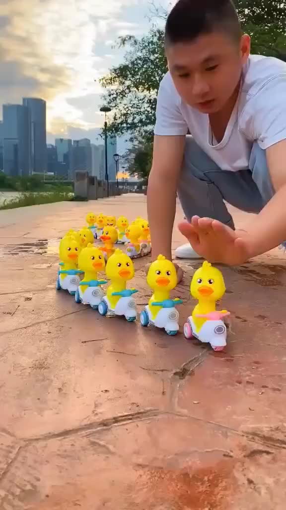 Mobil Mainan Bayi Mobil Mainan Roda Tiga Model Bebek Kartun Mainan Anak BEBEK MOTOR / Mainan edukasi anak (tekan Bagian Kepala bisa jalan sendiri) Mainan Bebek naik motor Mainan Berjalan Mainan Anak 1-6 Tahun Mainan Lucu Mainan Kekinian Terbaru