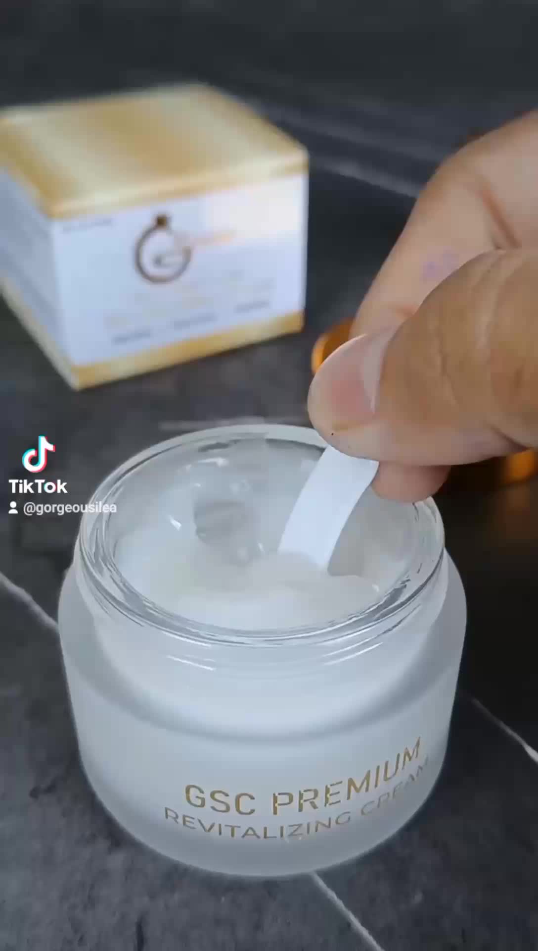 Dapat 2 pot Revitalizing Cream Perawatan by GSC Premium
