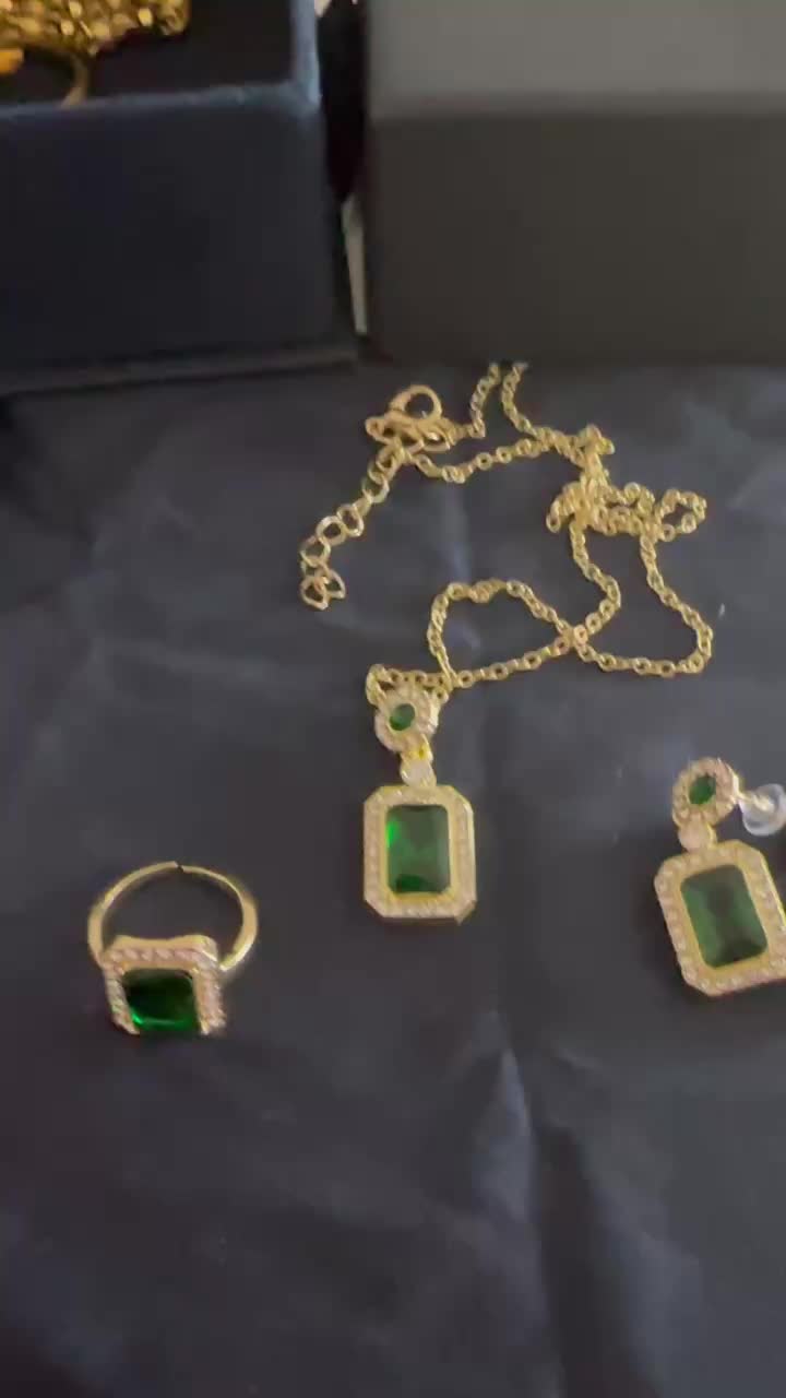 Set perhiasan berupa kalung, anting-anting, dan cincin dalam gaya hijau Prancis. Klasik dan cocok untuk semua gaya. Fashionable dan elegan. Diproduksi dengan teknik pembuatan yang penuh keahlian.