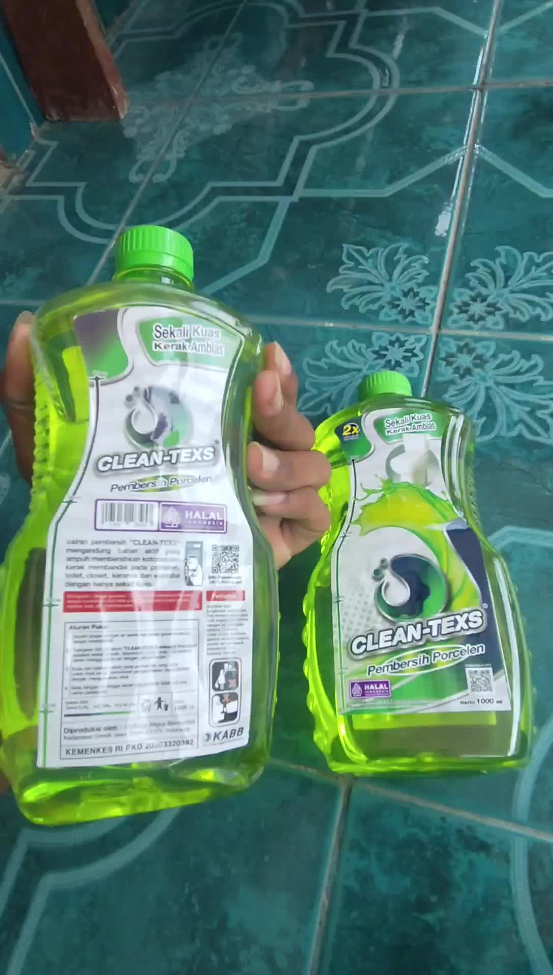 Cleantexs isi 2 botol lebih hemat. pembersih serbaguna yang diformulasikan khusus untuk menghilangkan kerak, noda, dan kotoran membandel pada permukaan seperti porselen, keramik, dan lantai kamar mandi serta dapur. Produk ini kemasan 1000 ml