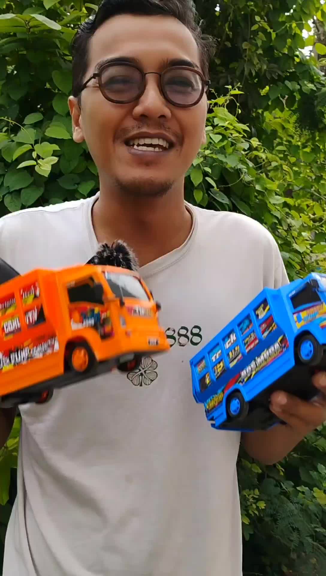 mainan remote control truk oleng model dump truck musik telolet nyala dan lampu LED nyala, mobil-mobilan remote control truck, truk oleng remot Plastik mobile