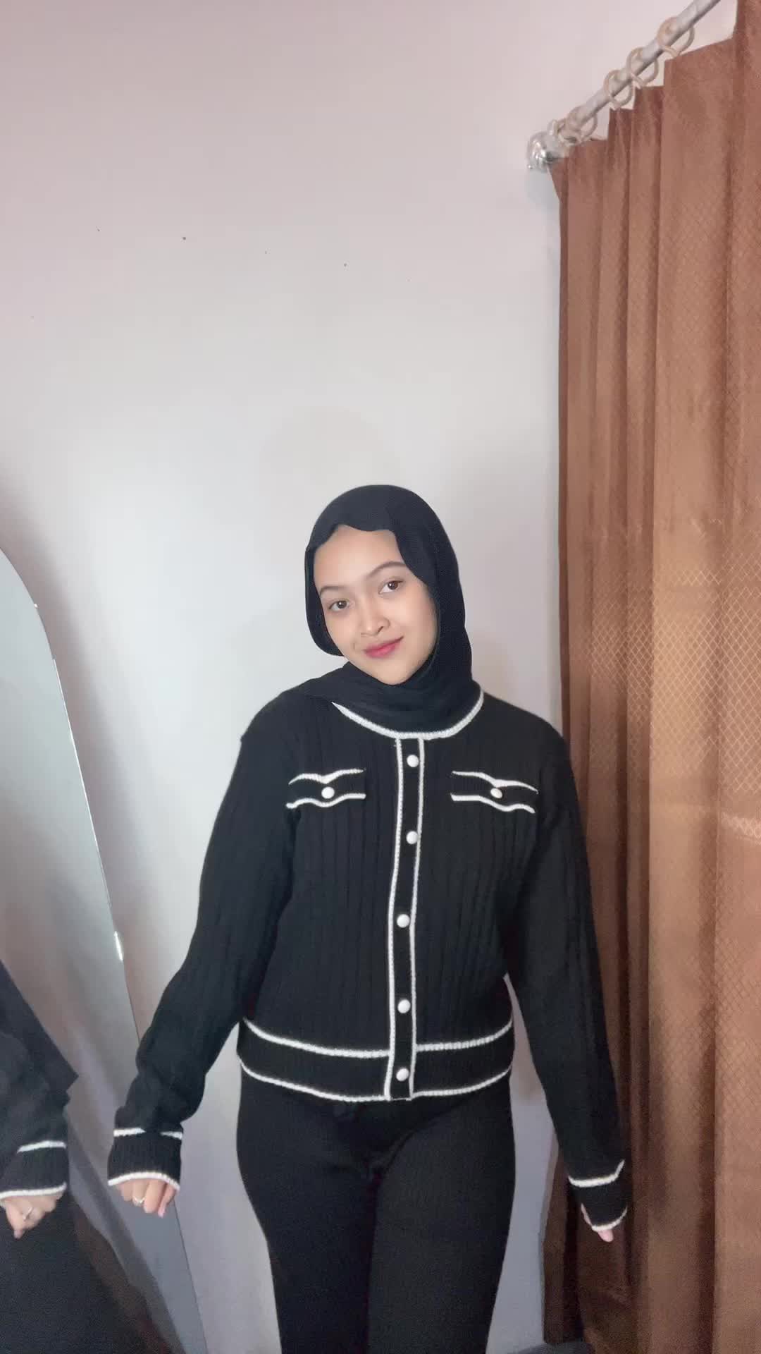 Oneset Danisha Semi Crop Sweater Rajut Wanita Variasi Kancing Setelan Celana Kulot