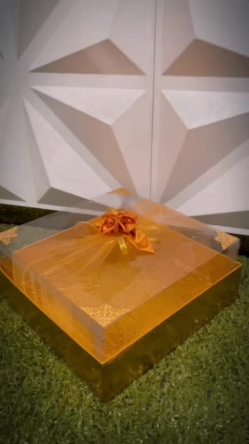 ￼box kue hantaran / kotak kue hantaran mika satuan kain embos dan kertas hologram