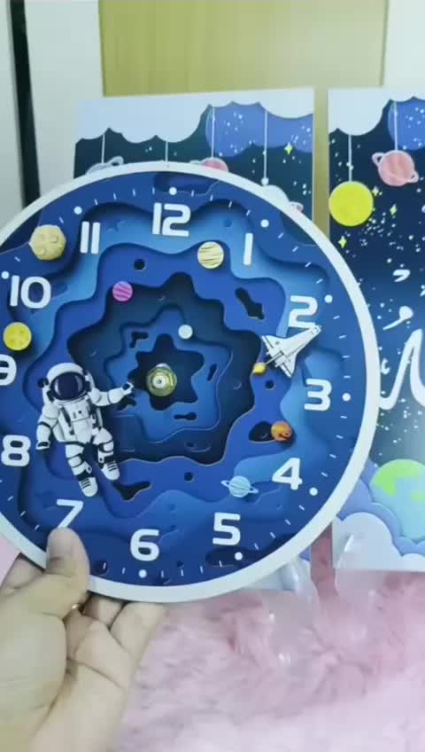Jam Dinding Karakter Anak Astronot Kaligrafi Hiasan Unik 1 Set 3 pc