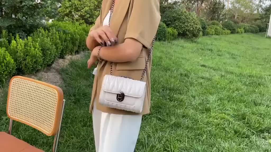 Dilstore Collection Tas Selempang Wanita Modis Korean Style Terbaru Kulit PU Hitam dengan Bordir Eksklusif dan Tali Rantai Trendy