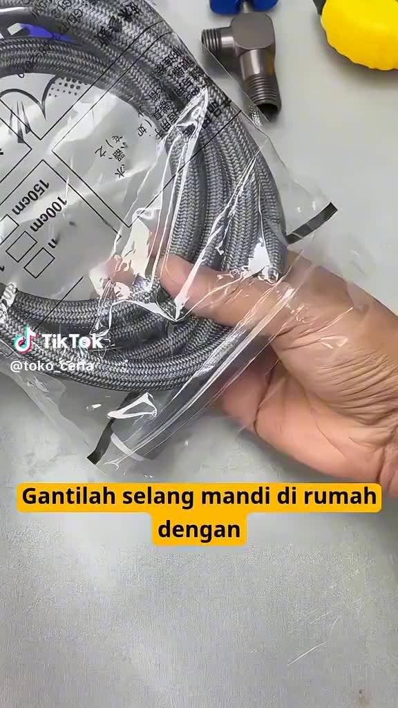 selang shower fleksibe dengan pipa shower, penyambung, selang penghubung kepala shower, dan selang air