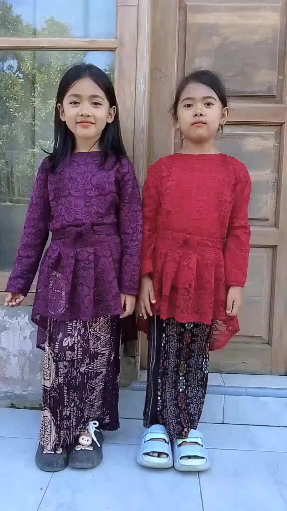BAJU SETELAN KEBAYA ANAK PEREMPUAN BROKAT ROK PLISKET UNTUK USIA ANAK 3 SAMPAI 14 TAHUN COCOK DI GUNAKAN DI ACARA WISUDA PESTA ULANG TAHUN PERPISAHAN KONDANGAN ACARA ADAT KEBAYA KEBAYAANAK  kebaya anak kebaya anak perempuan Fashion