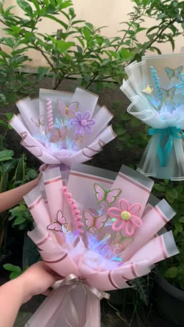 Buket kupu kupu, buket kawat bulu, buket bunga.  Tinggi: 43cm , Lebar: 30 cm