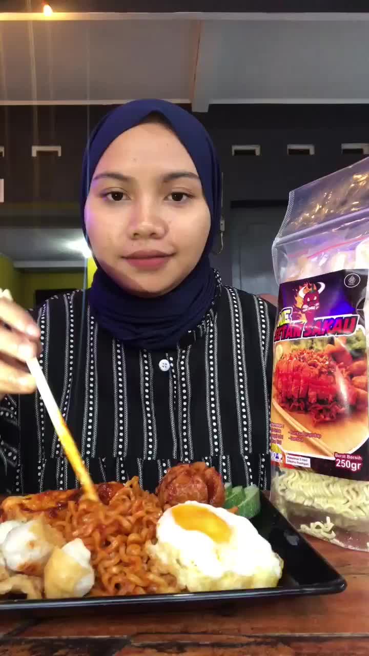 Mie Setan Sakau Instan + baso urat + pangsit kering