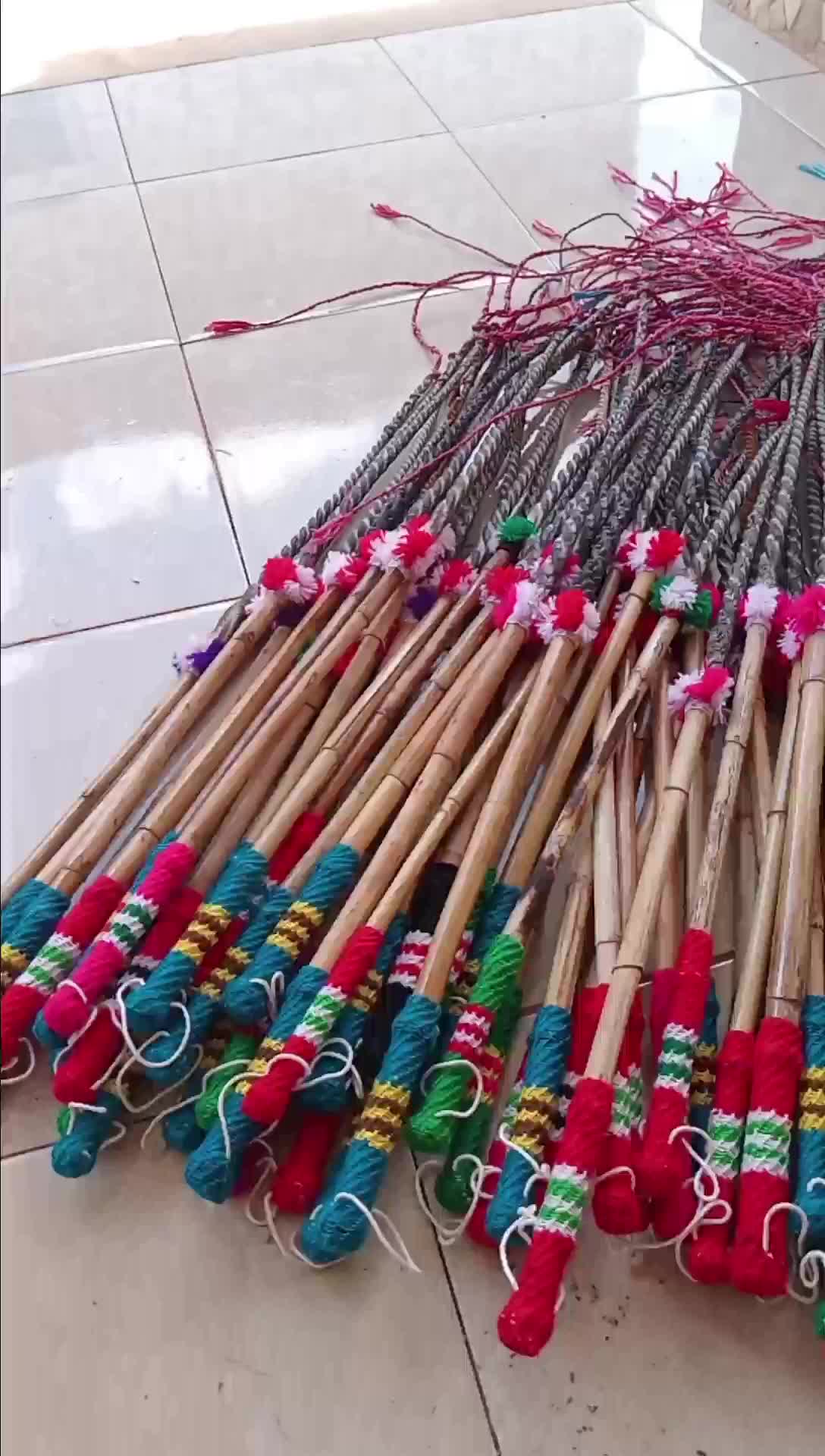 PECUT SAPI,KUDA,KAMBING,AYAM,DOMBA,DLL, PANJANG 1METER LEBIH DARI BAHAN ROTAN ASLI DAN DIHIASI BENANG SEHINGGA NYAMAN DI PEGANG, DIJAMIN AWET DAN KUAT