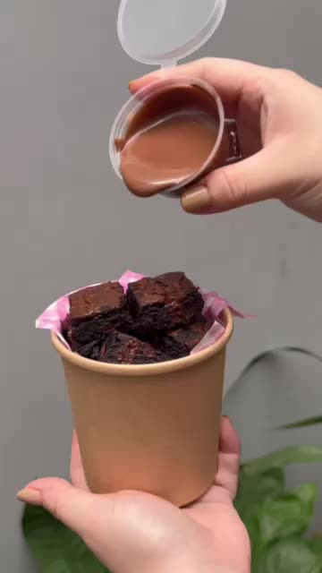 Brownie Drip Bucket Une Piece - Brownies Lumer Une Piece dengan Chocolate Drip Premium 16OZ  Cemilan Coklat Cup Snack Dessert Fudgy