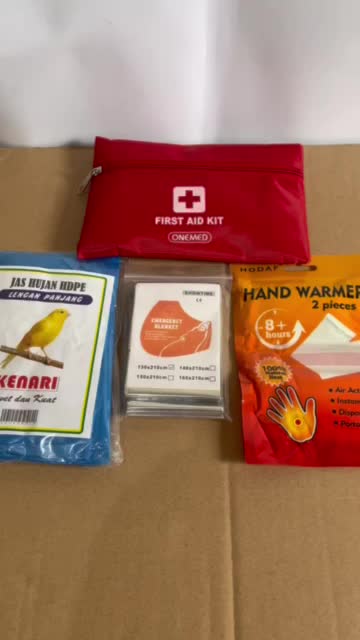 Paket Survival Anti Hipotermia: Selimut Tahan Dingin, Penghangat Tangan, Jas Hujan, dan First Aid Kit Camping Gunung