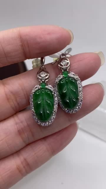 Giok jadeite feicui tipeA Anting Daun Sirih