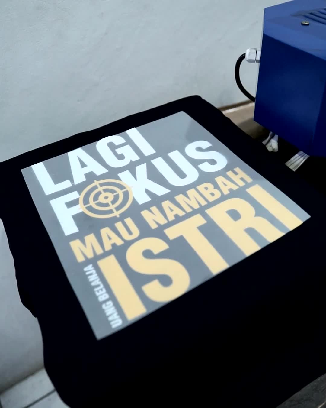 Kaos Kata Pasangan Keren Desain Nambah Istri - Bahan Katun Combed 20s Tebal Lembut Nyaman dan  Sablon  Standar Distro