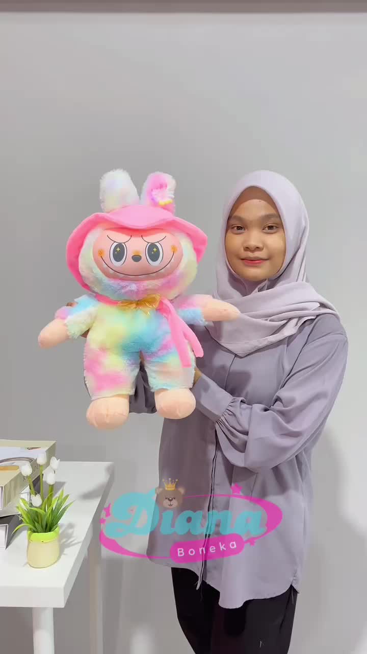 Boneka Labubu Size L LED tinggi 50cm Pakai Topi Dan syal  Dolls Toys Kado Hadiah