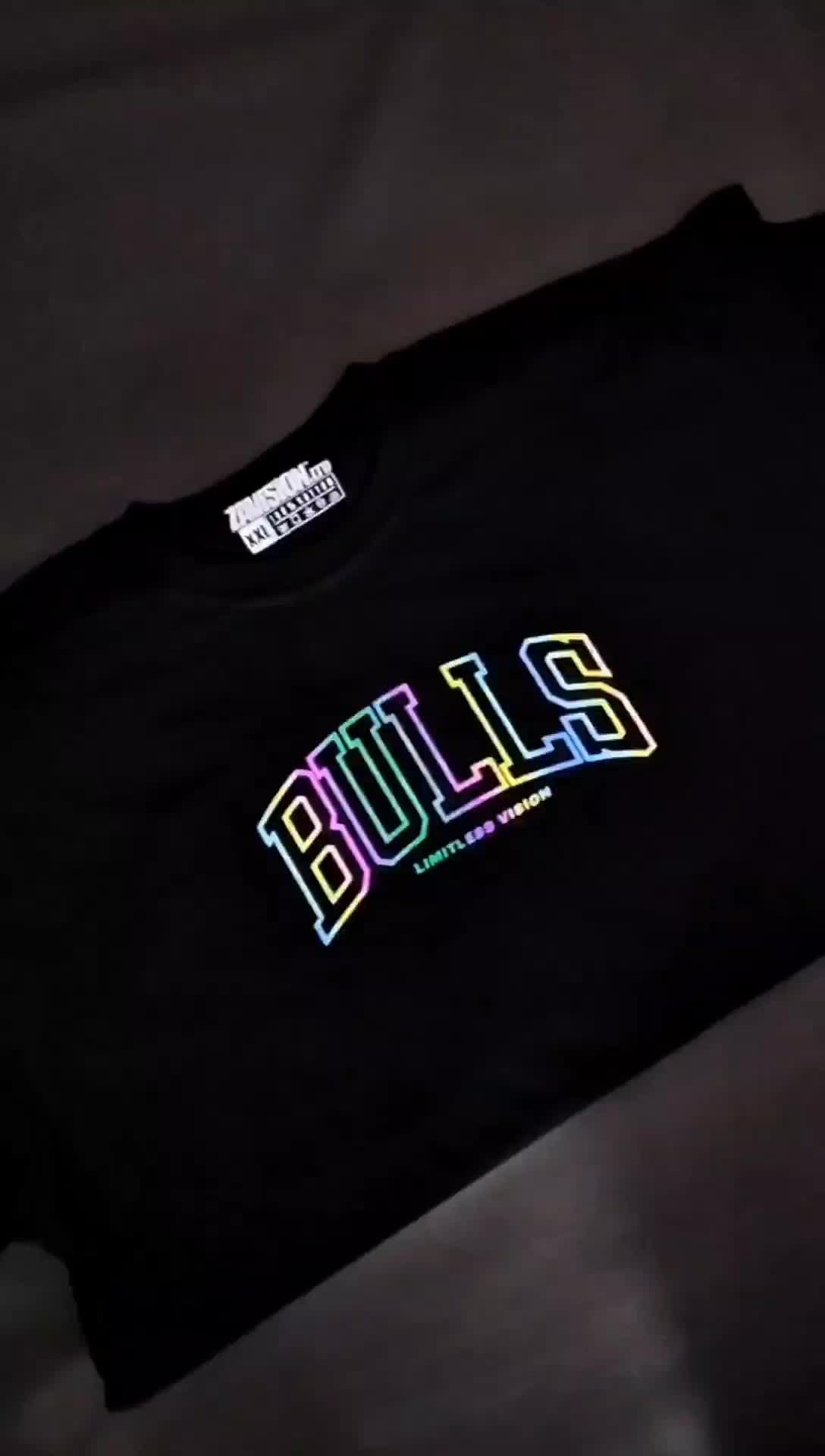 ZAVISION.LTD Kaos Baju Distro Chichago Bulls Reflective Rainbow Hitam Unisex Cotton Combed 24s Cowok Katun Nyaman Pendek Sablon Cewek Printing T-Shirt Sport Pria Tulisan Keren