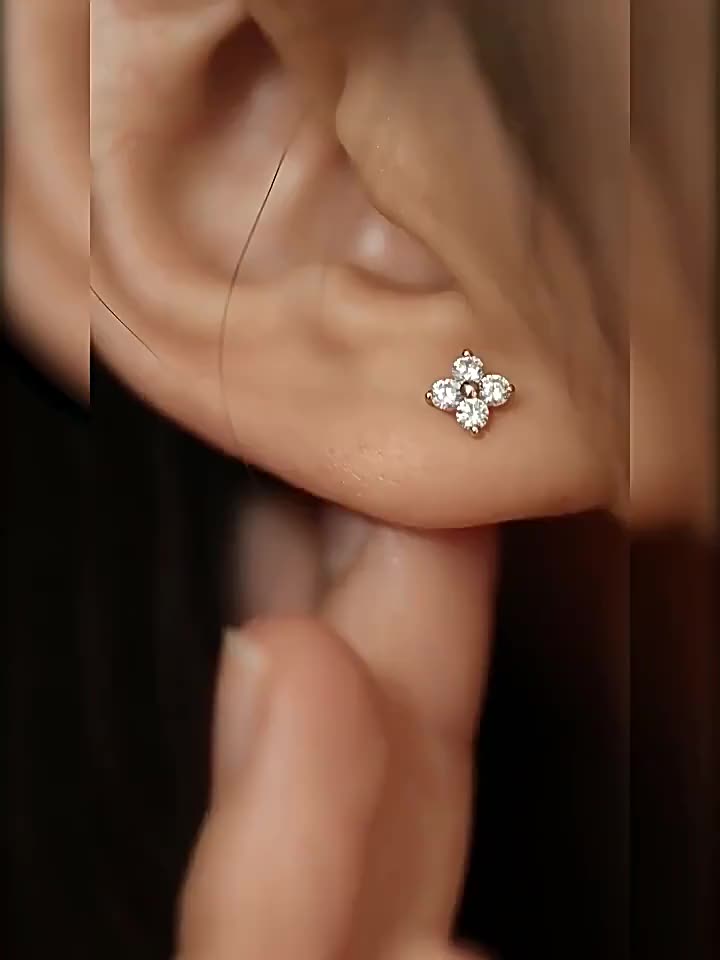 anting tusuk clover kecil Anting-anting Kecil Bunga Korea, Anting-anting Mungil Yang Bisa Dipakai Saat Tidur Earrings