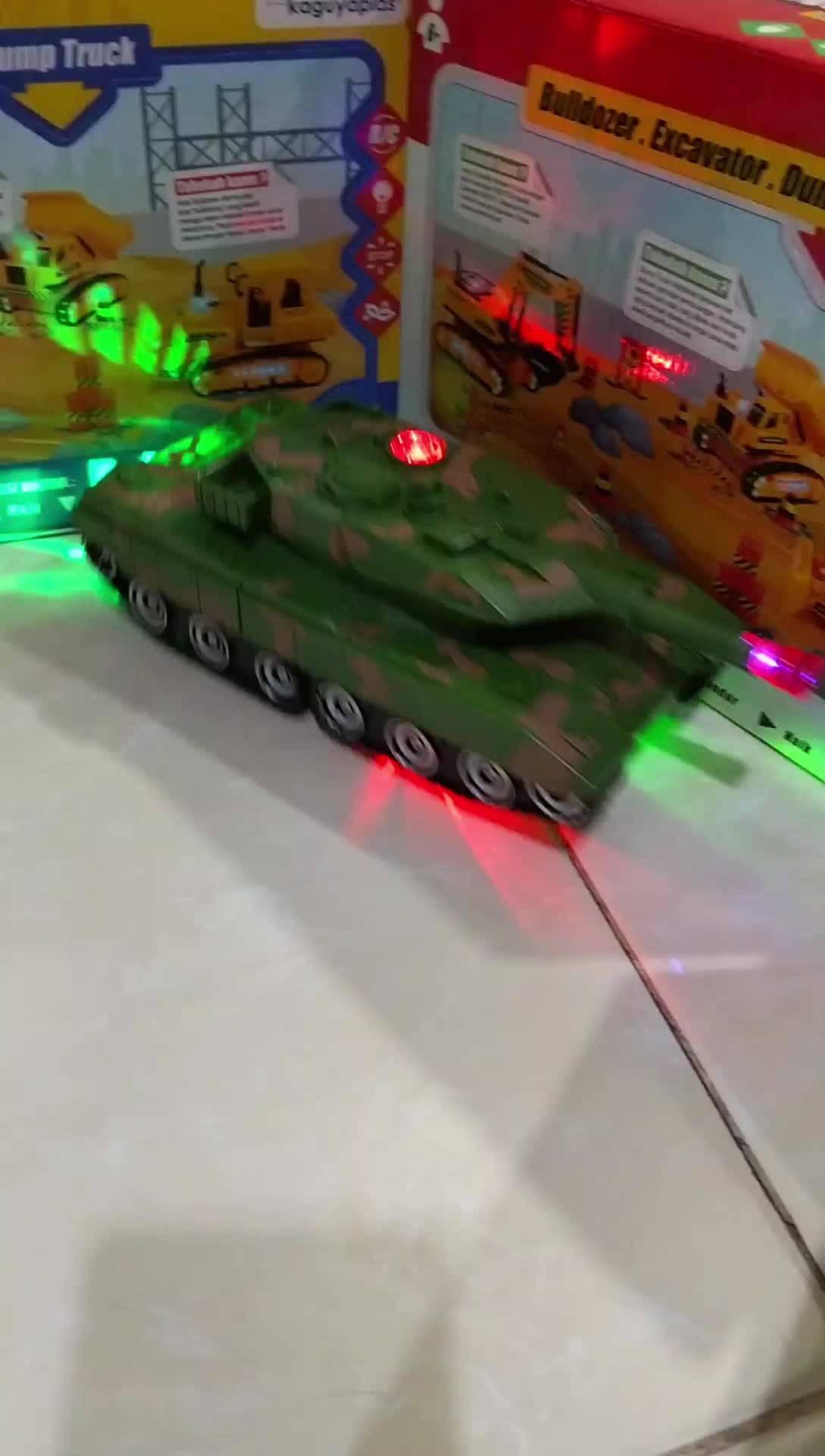 Mainan Mobil Tank bisa jalan ada lampu dan suara