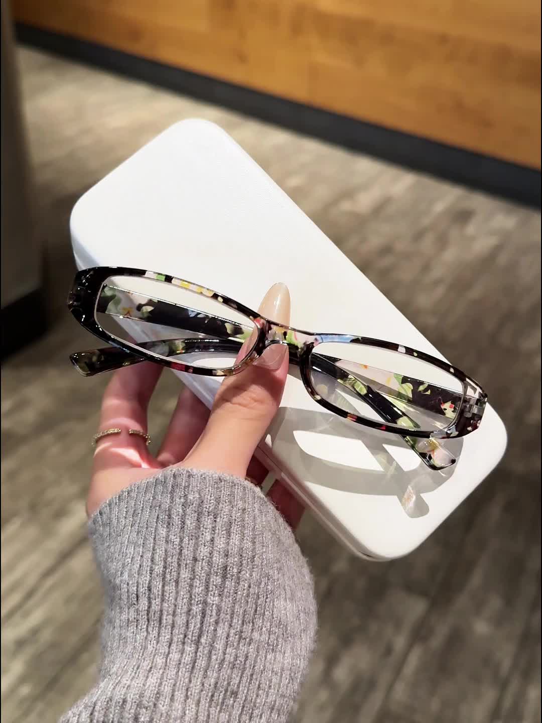 【Bisa Cod】 2025 COD Kacamata baca Portabel Dengan kotak Bisa dibuka dan ditutup Kacamata bacaCocok untuk olahraga Reading Glasses Fashion Korea Anti Radiasi Blueray Frame Wanita Anti radiasi biru anti Radia Reading Glasses 2