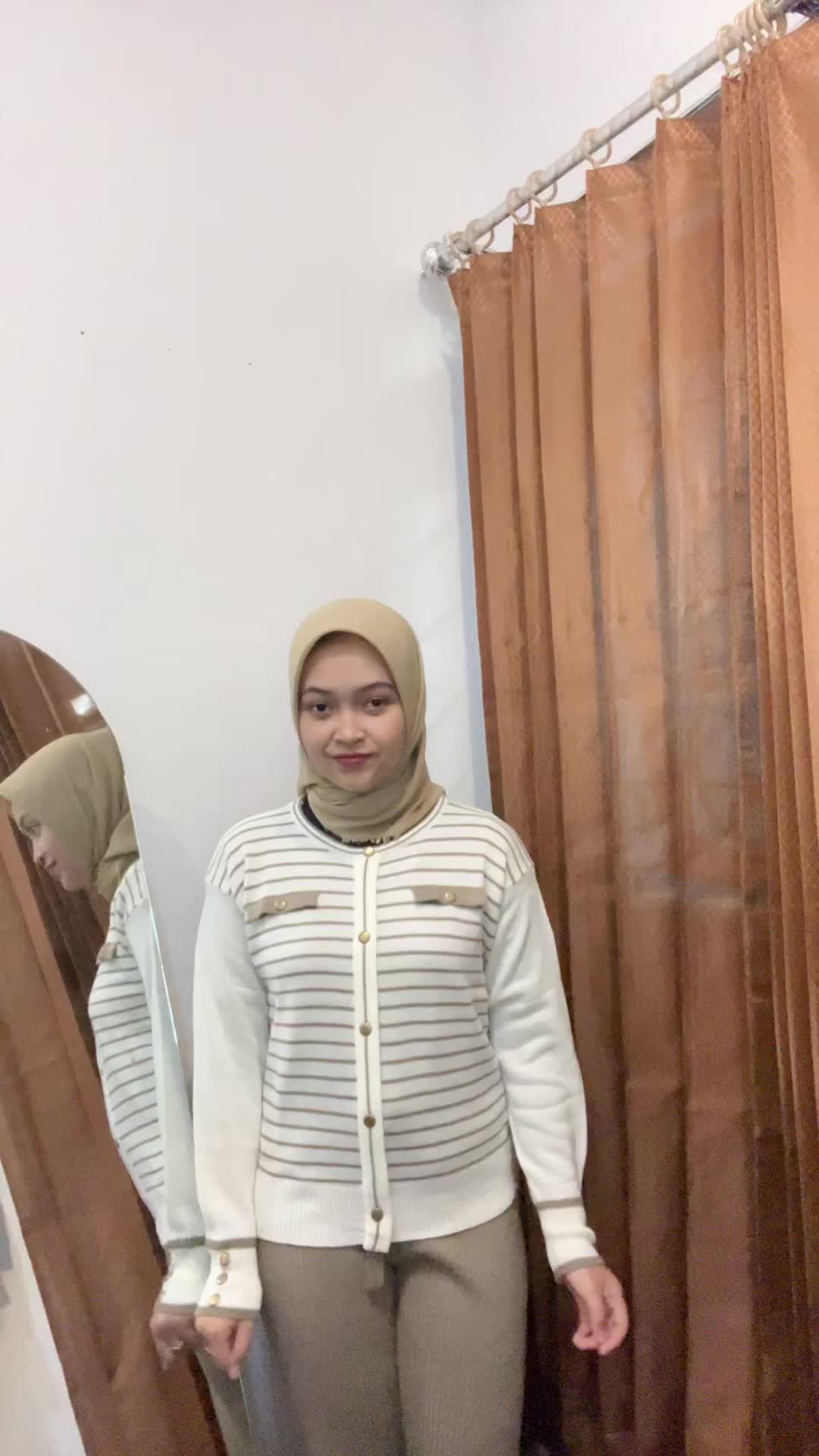 Jovi Oneset Sweater Rajut Wanita Kerah Bulat Motif Stripe Lengan Panjang Variasi Kancing Pasif Setelan Celana Kulot