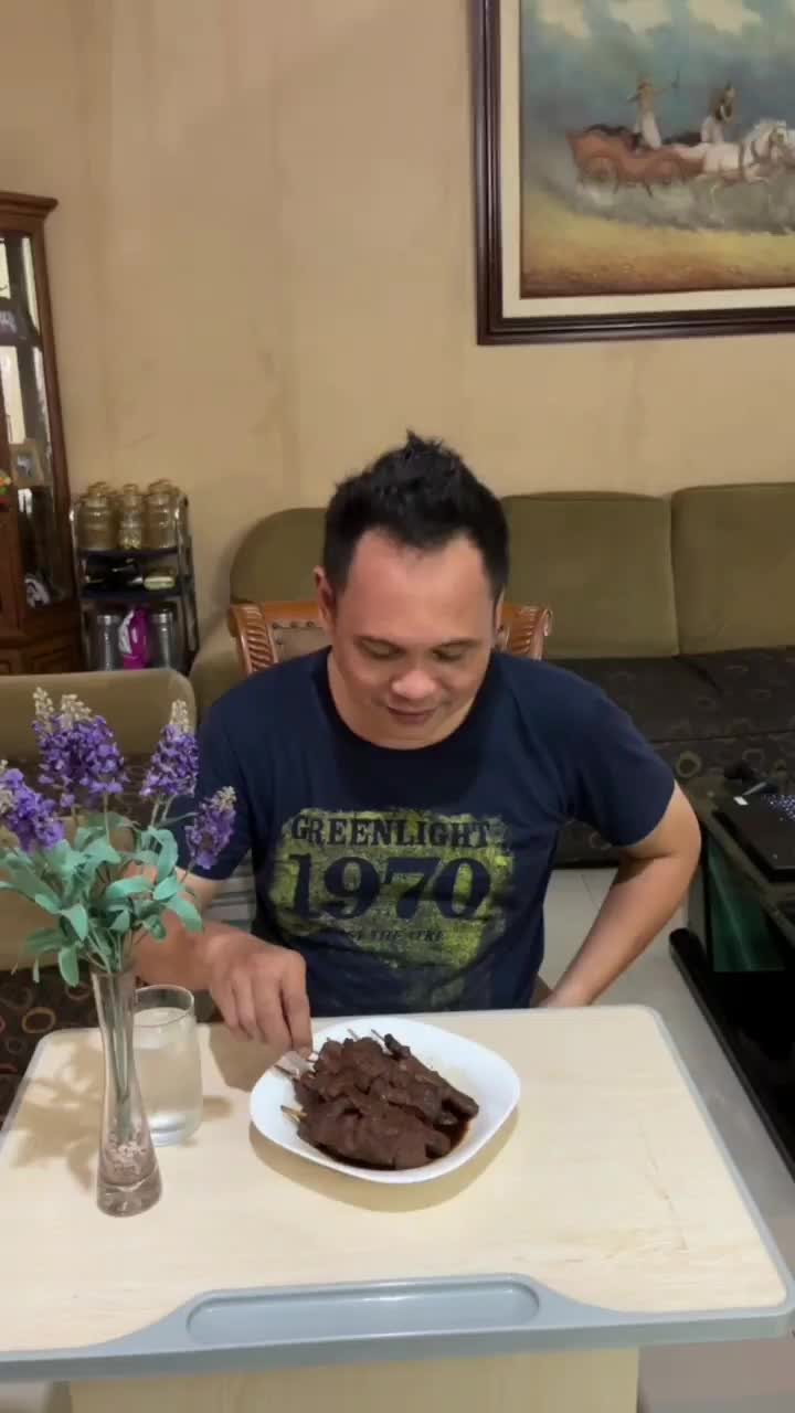 SATE MANIS KO PAO ENAKNYA BIKIN NAGIH, KITA BEREBETKEUN (DAGING AYAM)