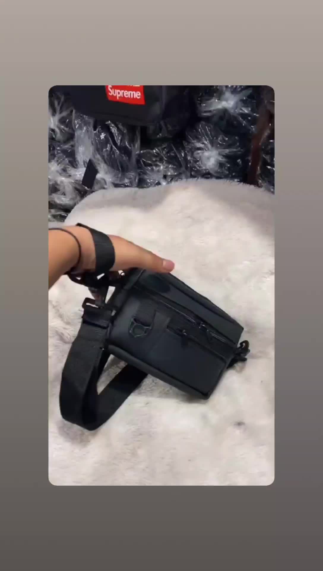 Tas Selempang Pria Hitam Polos Handbag Keren Kulit dengan Tali Selempang Fleksibel dan Desain Praktis
