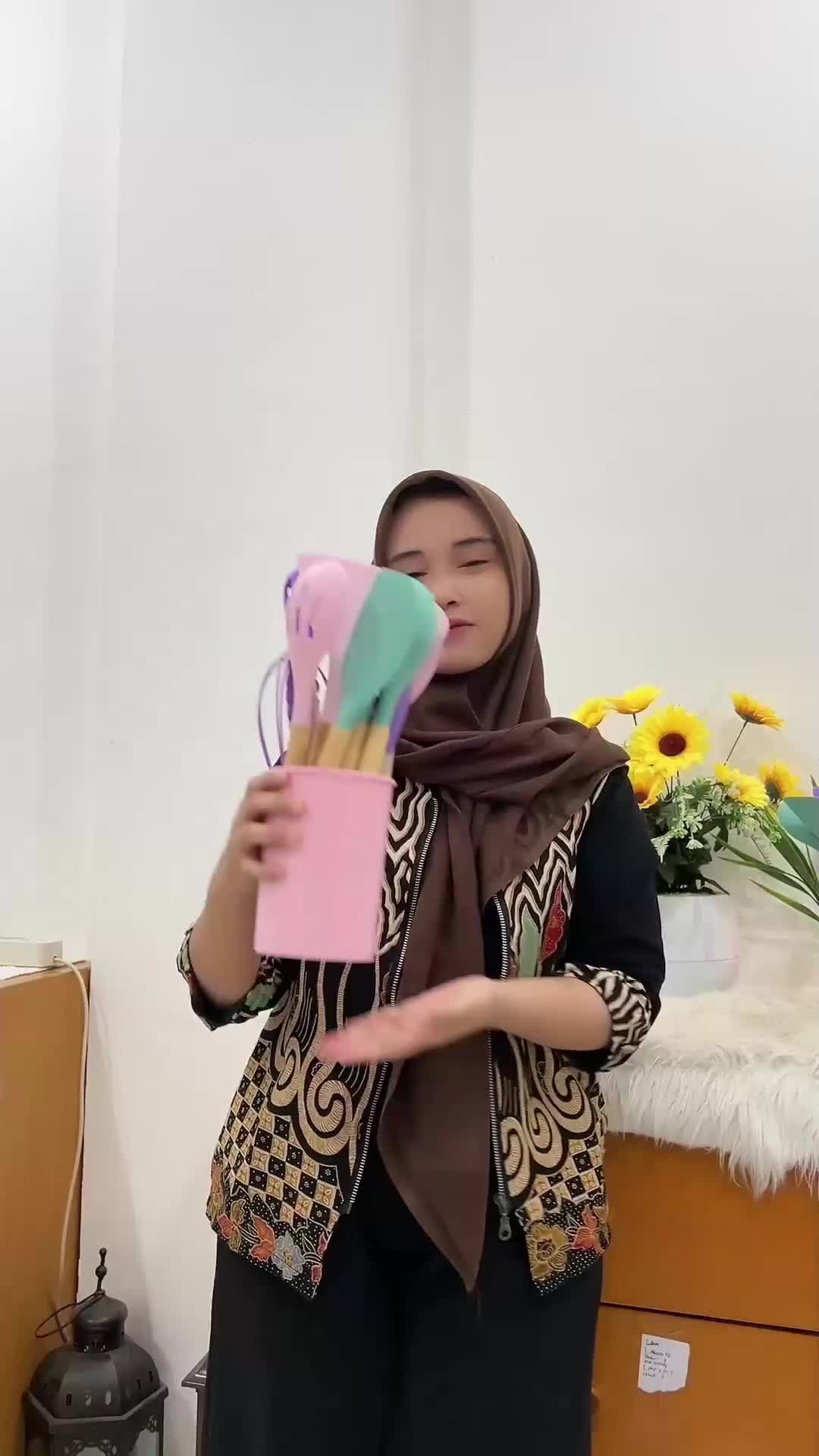 Silicone Utensil Spatula Set 12Pcs Peralatan Masak Spatula Silikon Gagang Kayu Alat Cooking 12 in 1 Sutil Sodet Capitan Jepitan Scraper Whisk Sendok Centong Bahan Silikon Kualitas Bagus Harga Murah Kitchenware