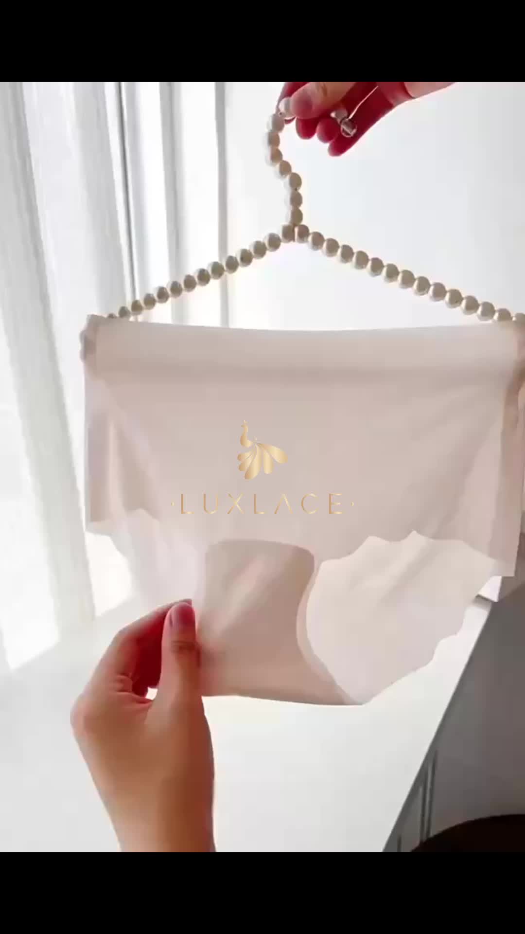 Celana Dalam Tanpa Jejak Wanita Tipis Slim Fit 3D Tiga Dimensi Pinggul Lifting Peach Pinggul Explosive Silk Skate Silk sempak laki laki Lingerie Pita