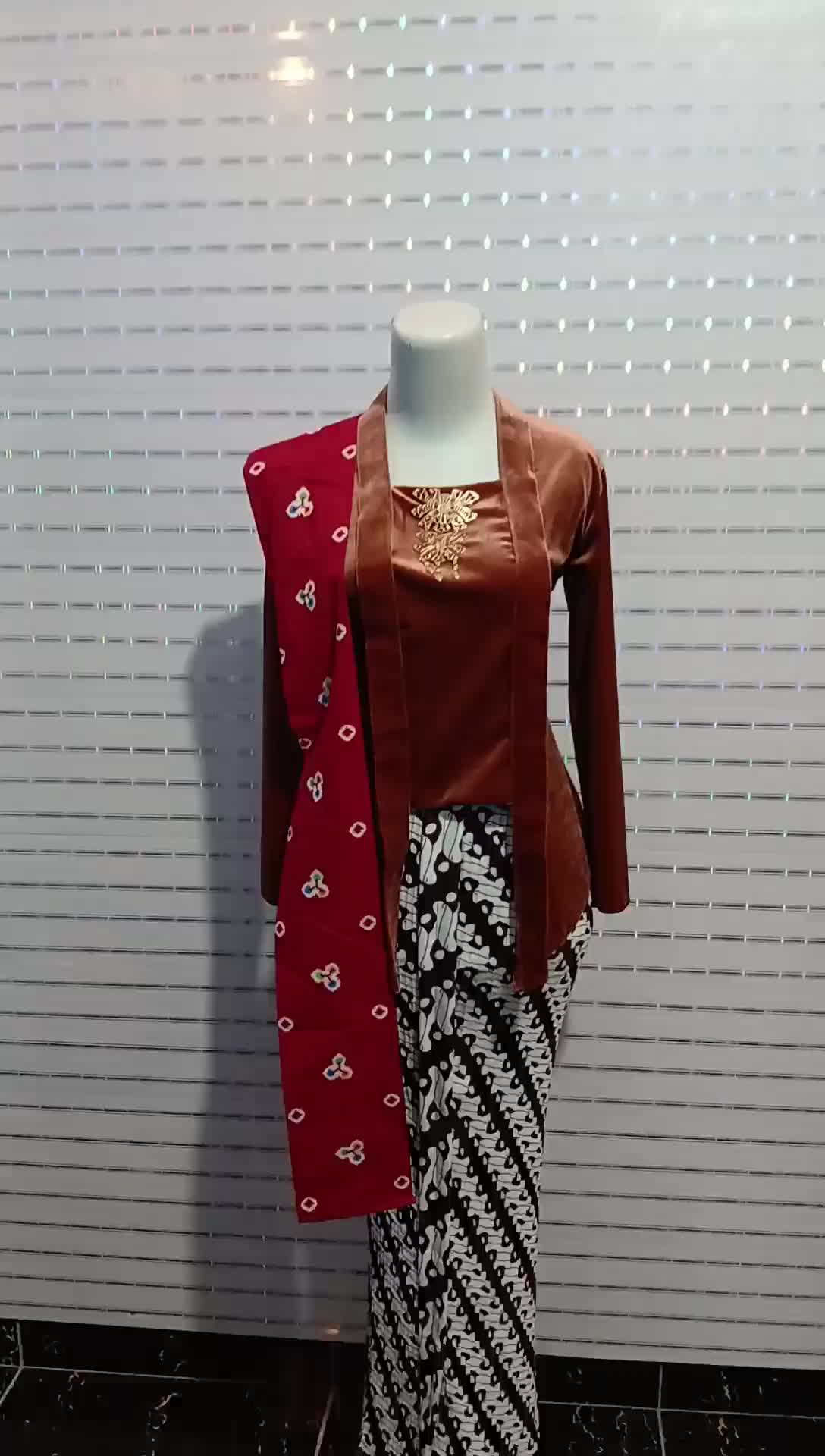 SETELAN KEBAYA BEKUDRU KUTUBARU KOMPLIT ((kebaya+jarik+kemben+selendang+bross))