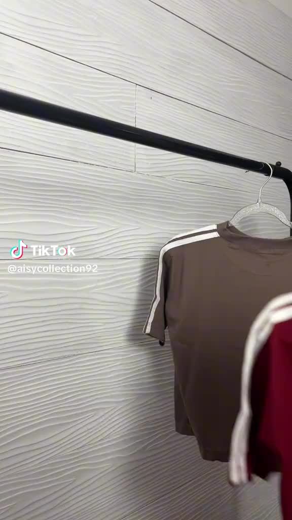 Kaos Wanita V-Neck Model Stripe Atasan Wanita T-Shirt Stripe Katun Combed Cotton Combed Baju Basic Pendek Tee Crop Top Cewek Polos Lembut Nyaman
