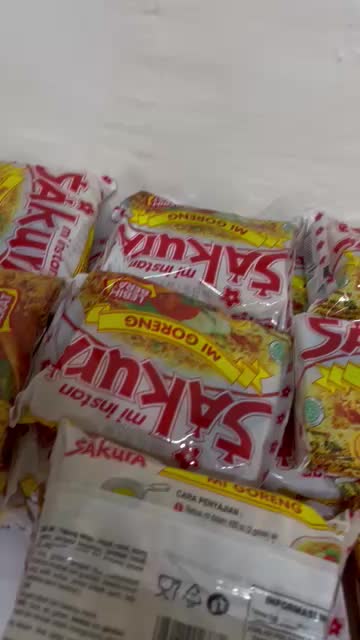 MIE SAKURA DAN INDOMIE PER PACK KESUKAAN SEMUA RASA NOSTALGIA HARGA PALING MURAH Goreng Noodles Makanan Instan Pedas Bawang Masakan
