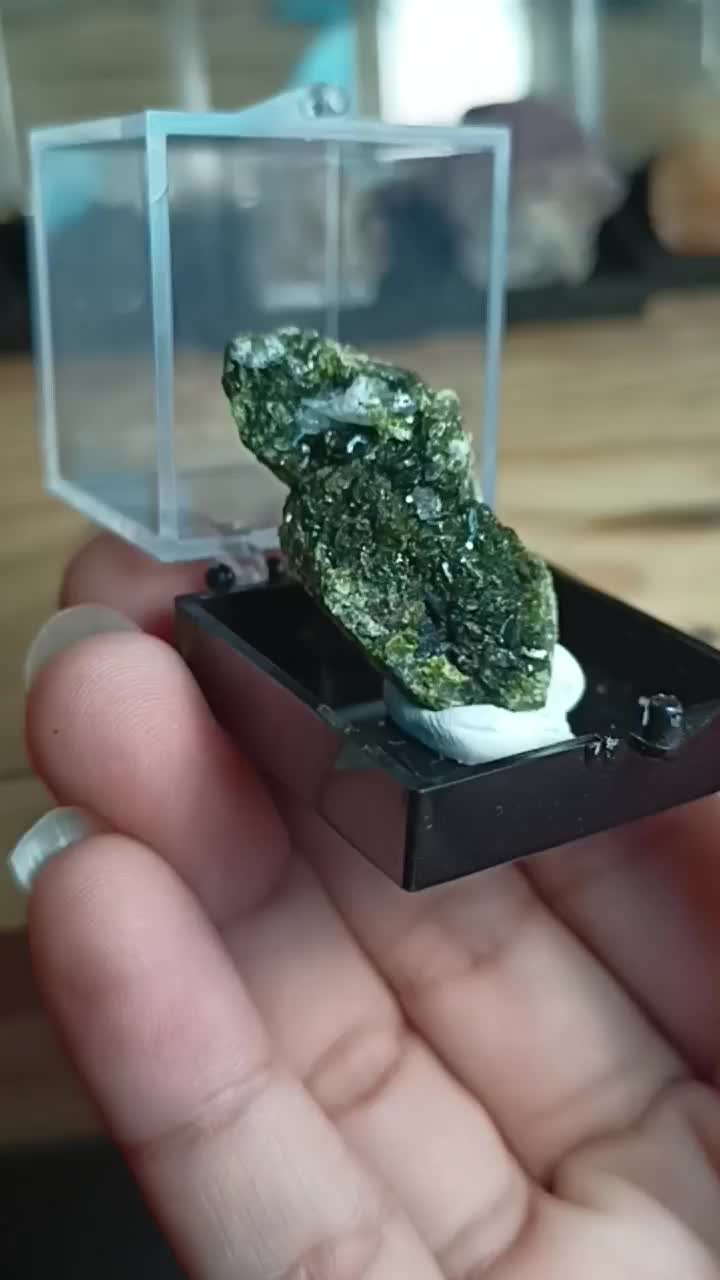 Epidote Crystal. Batu Epidote natural, alami, pajangan meja atau almari