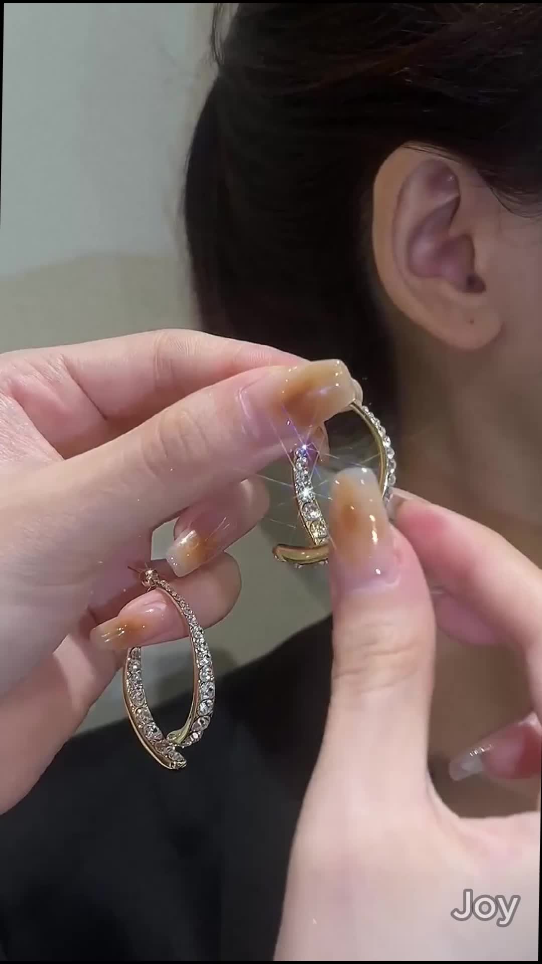(BEBAS BELI 2 DAPAT BONUS) JOY A37 - Anting Wanita Zirconia Earrings Sintetis Paduan Tembaga 【Bunga Lycoris】Anting Cross Kecil Trendy, Estetik, dan Unik - Kesan Mewah elegant