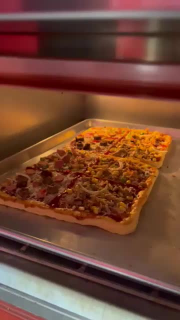Pizza 1/2 Meter ada 4 Varian Rasa Food